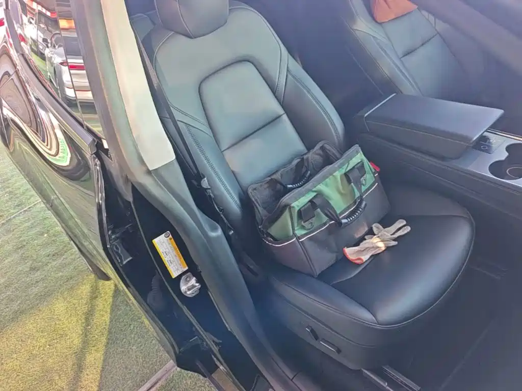 Tesla Model Y — миниатюра 25