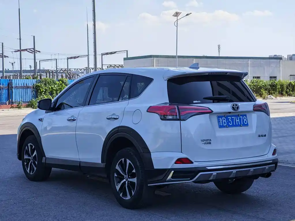 Toyota RAV4 — миниатюра 8