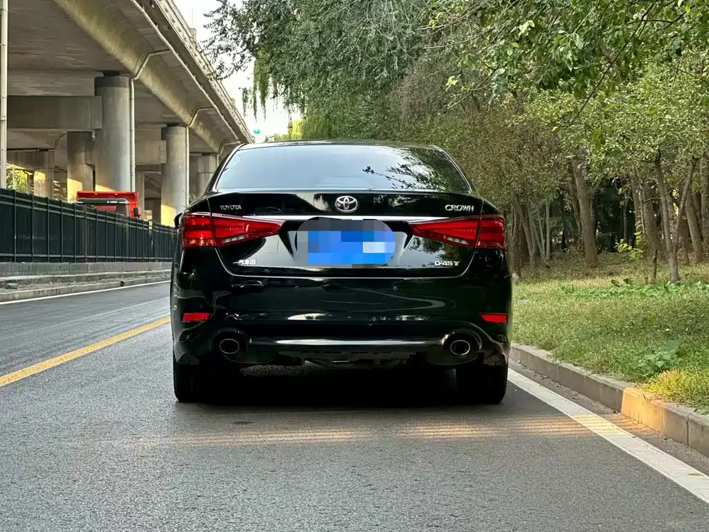 Toyota Crown — миниатюра 8