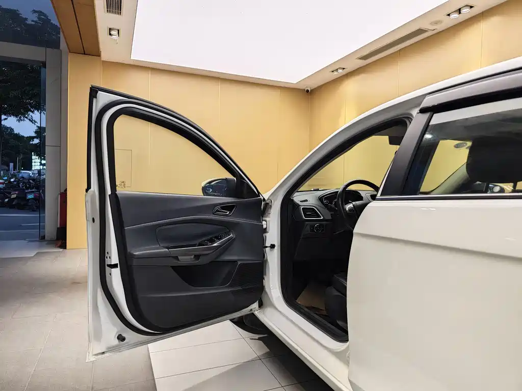 Ford Escort 2015 1.5L AT Fashion