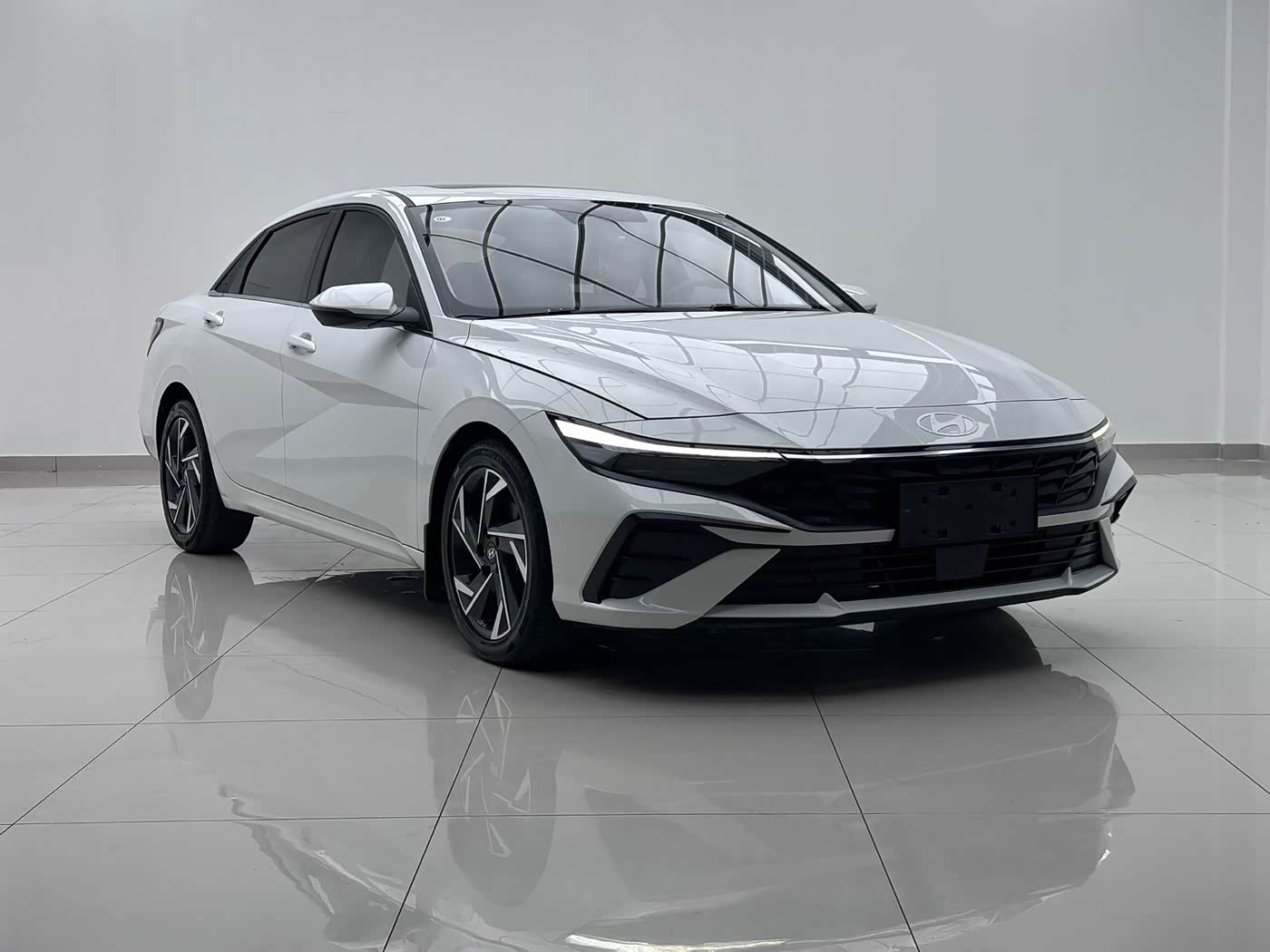 Hyundai Elantra 1.5 л 2023 г. Белый, пробег 21000 км
