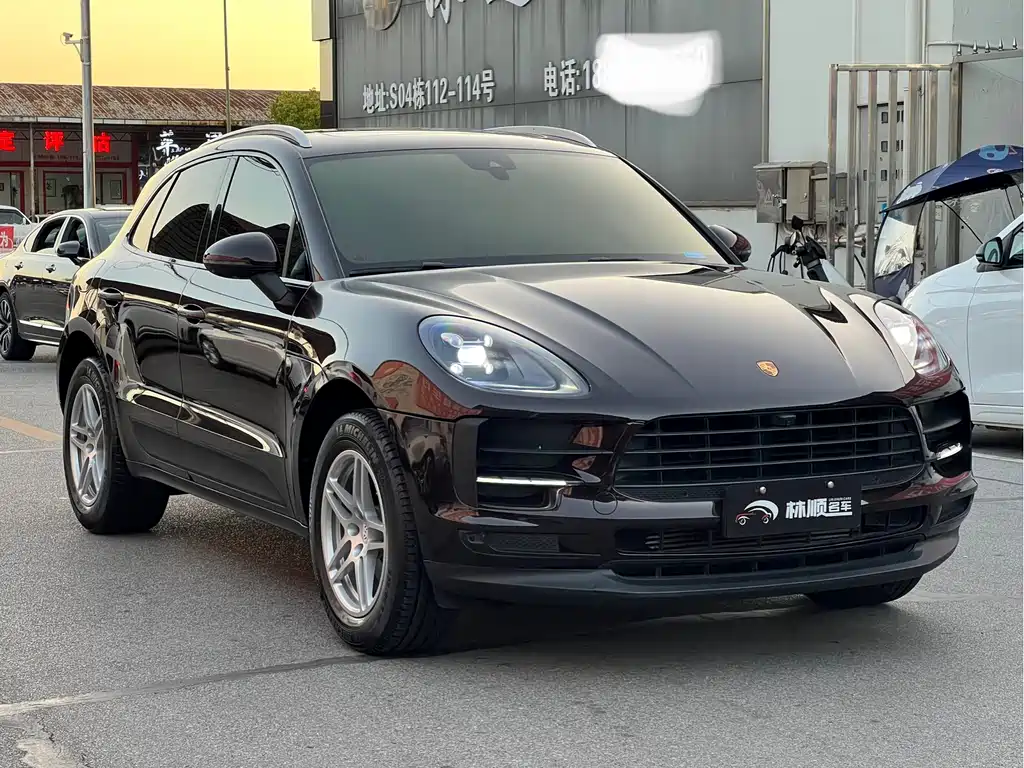 PORSCHE MACAN