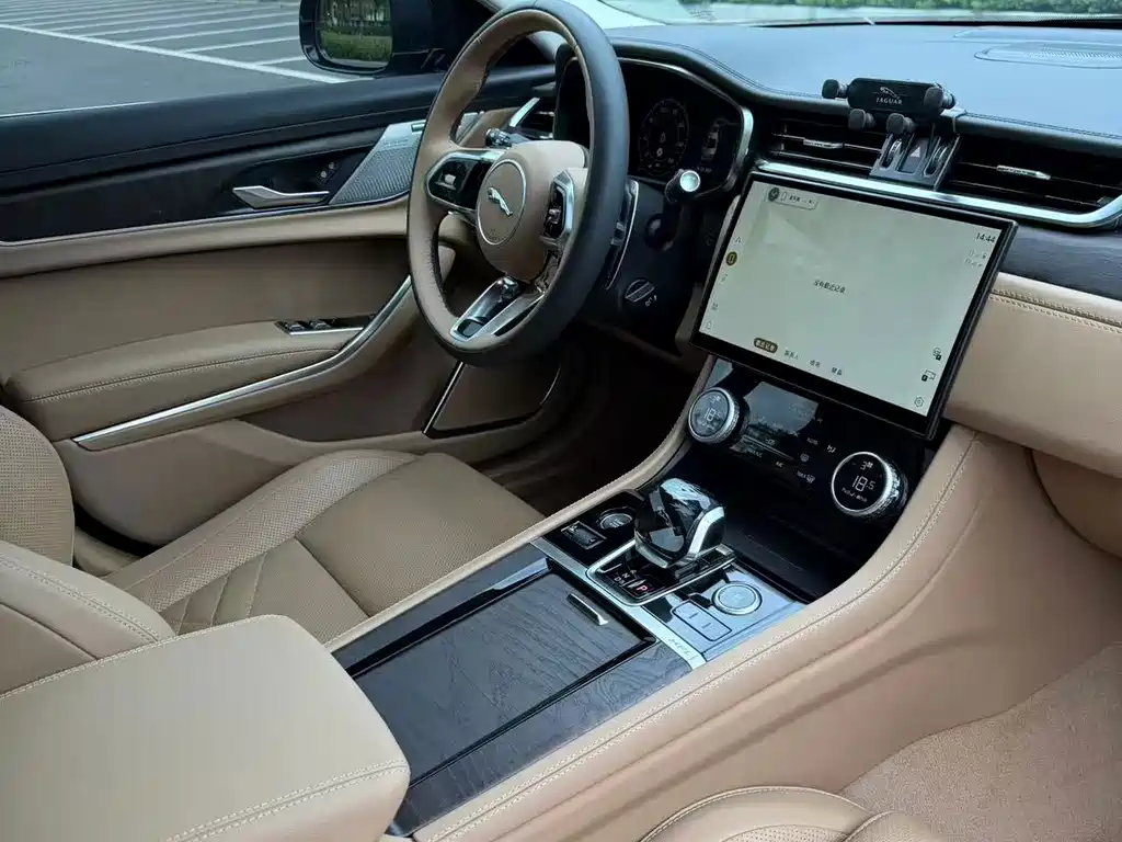 Jaguar XFL — миниатюра 13