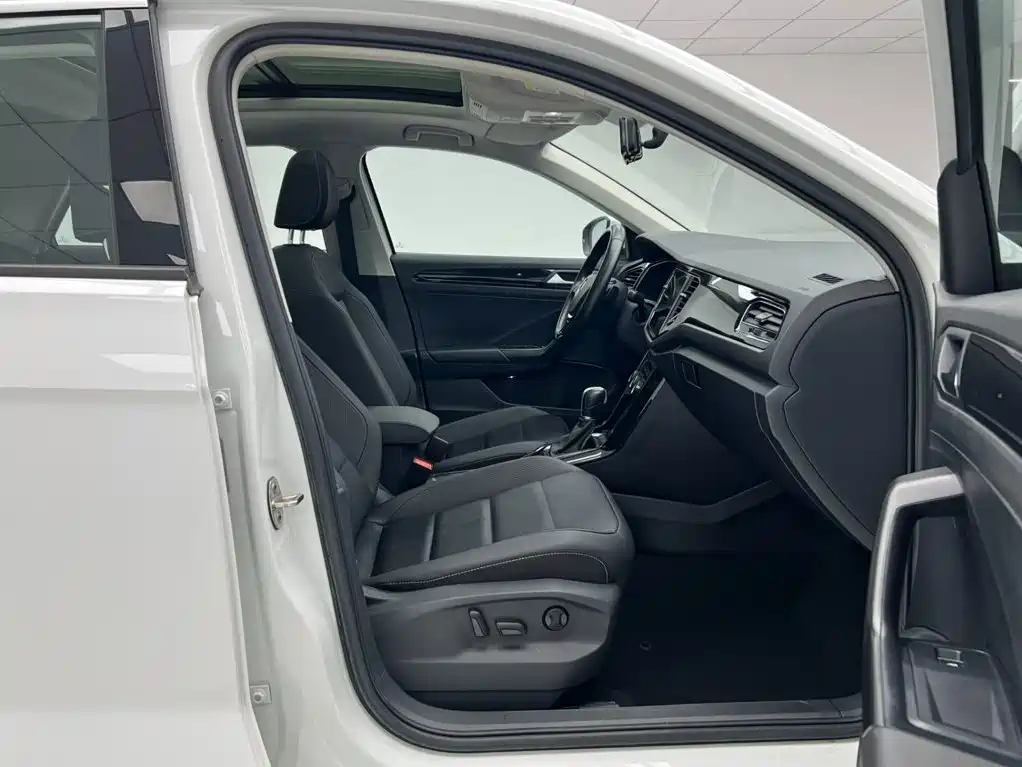 Volkswagen T-Roc — миниатюра 9