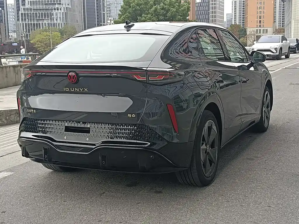 VOLKSWAGEN WITH THE CROWD 06