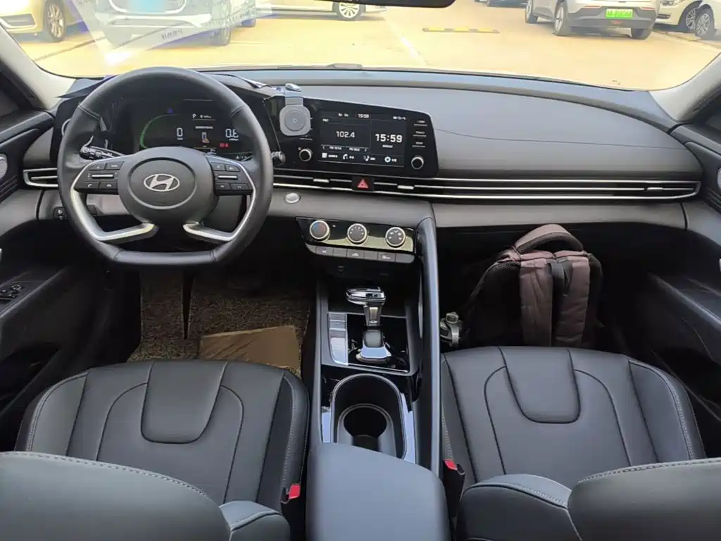 Hyundai Elantra — миниатюра 10