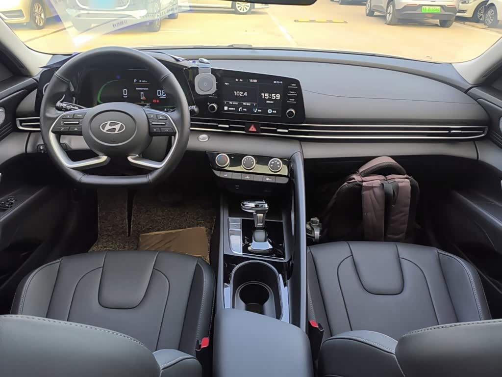 Hyundai Elantra 1.5 л 2025 г. Белый, пробег 6400 км