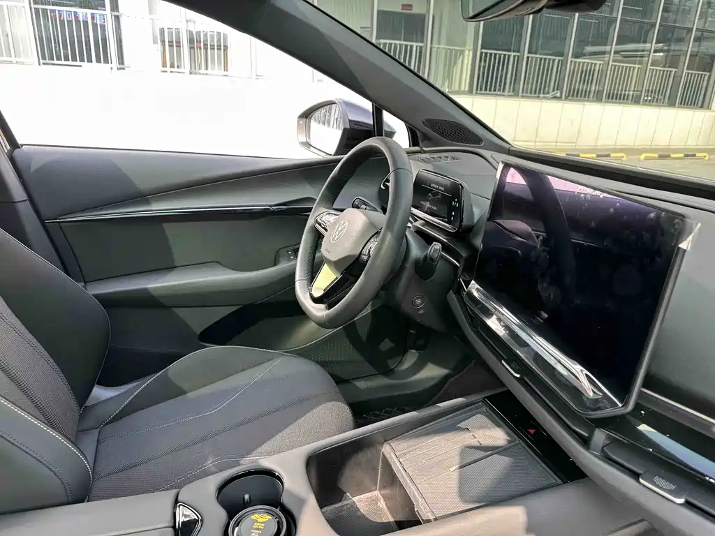 VOLKSWAGEN WITH THE CROWD 06