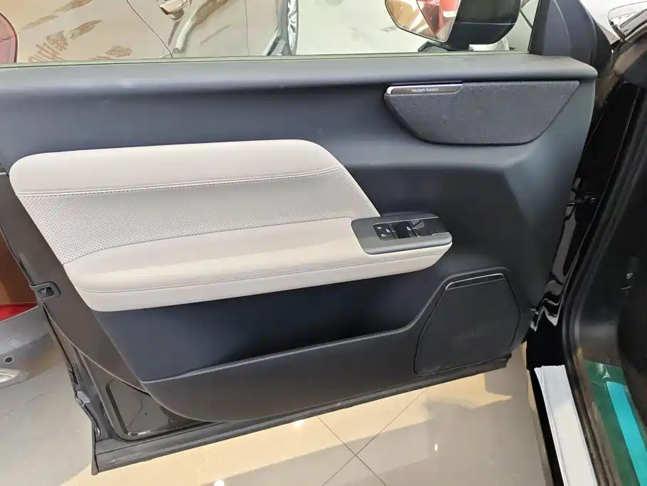 Volvo XC70 PHEV — миниатюра 7