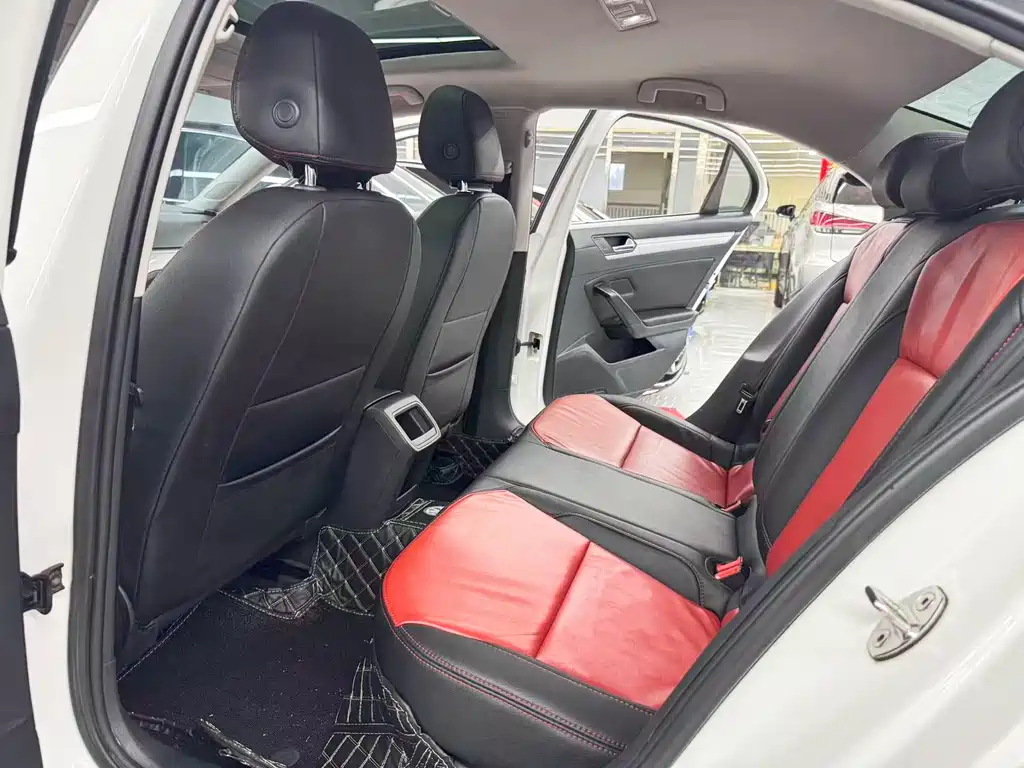 Volkswagen Lamando 2017 230TSI DSG