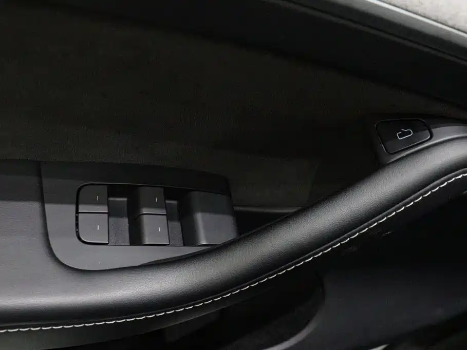 Tesla Model Y — миниатюра 20