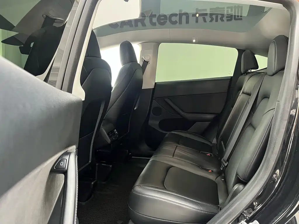 Tesla Model Y — миниатюра 5