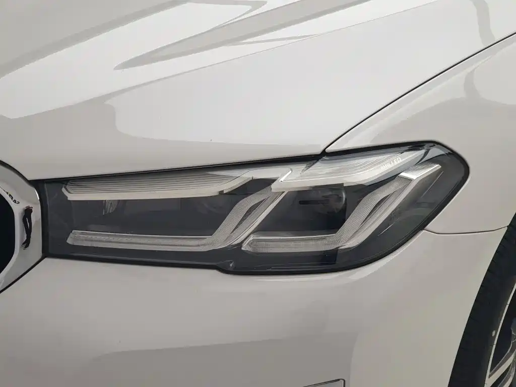 BMW 5 Series — миниатюра 12