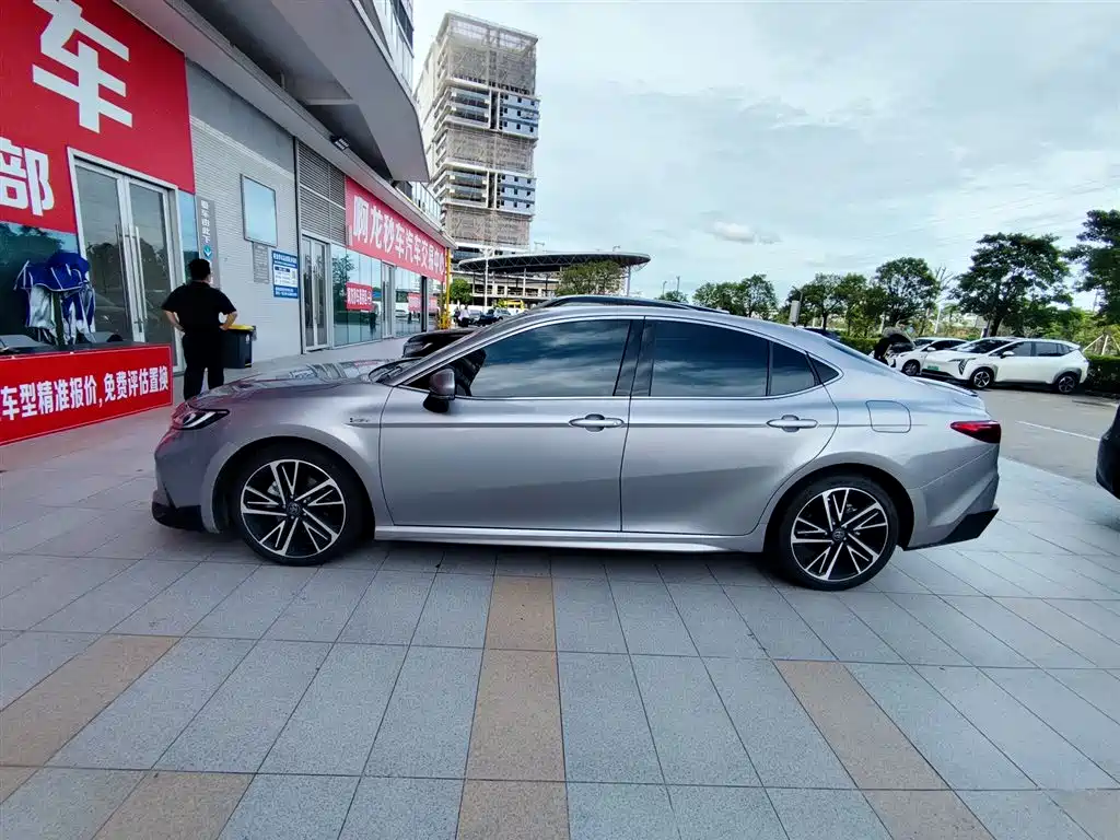Toyota Camry — миниатюра 3
