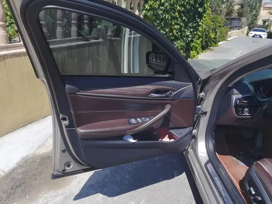 BMW 5 Series — миниатюра 7
