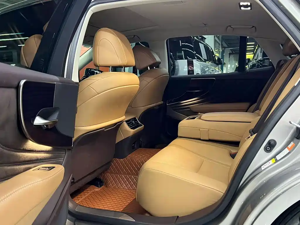 Lexus LS — миниатюра 5