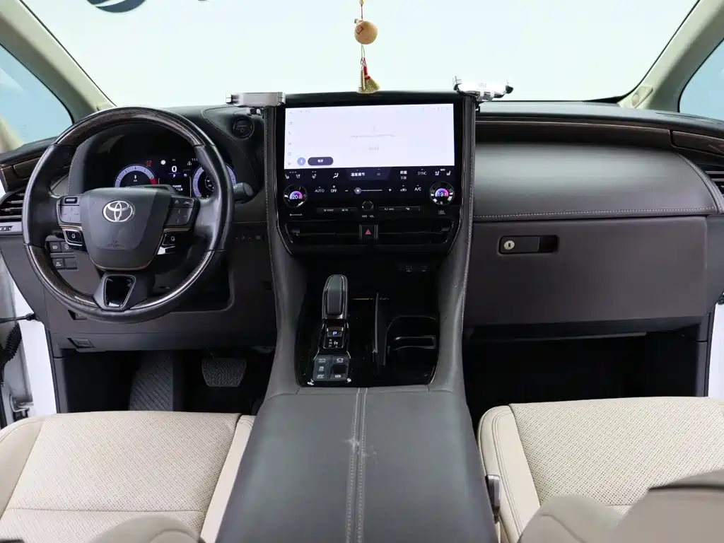 Toyota Alphard — миниатюра 12