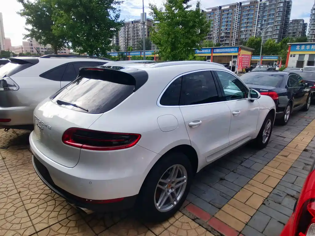 PORSCHE MACAN