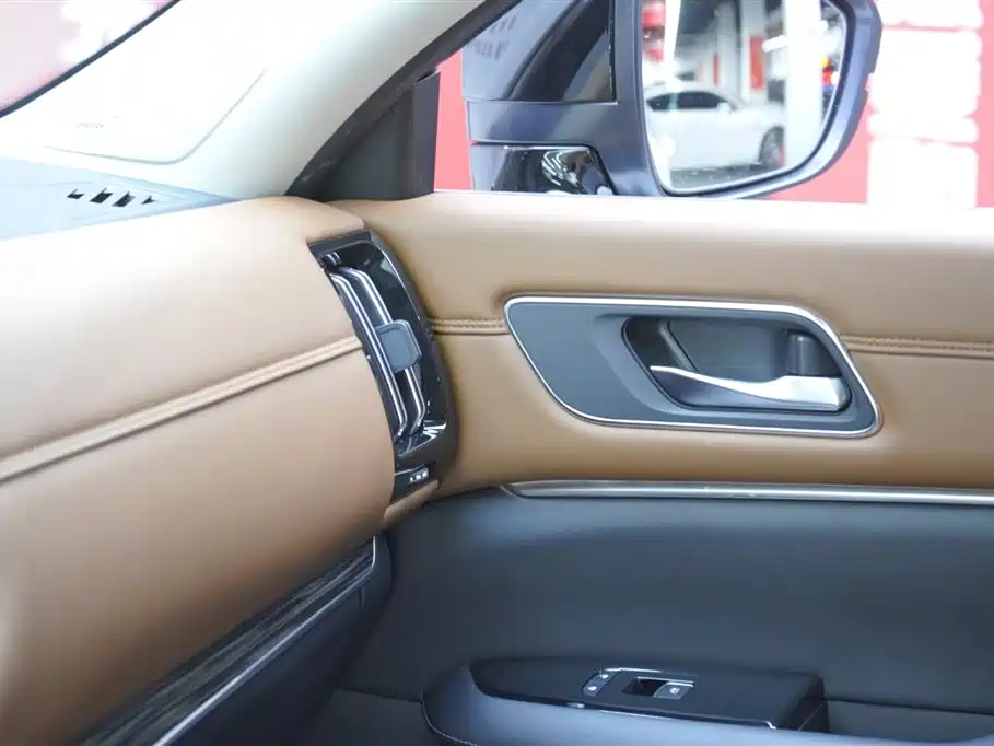 NISSAN EXPLORING THE LAND