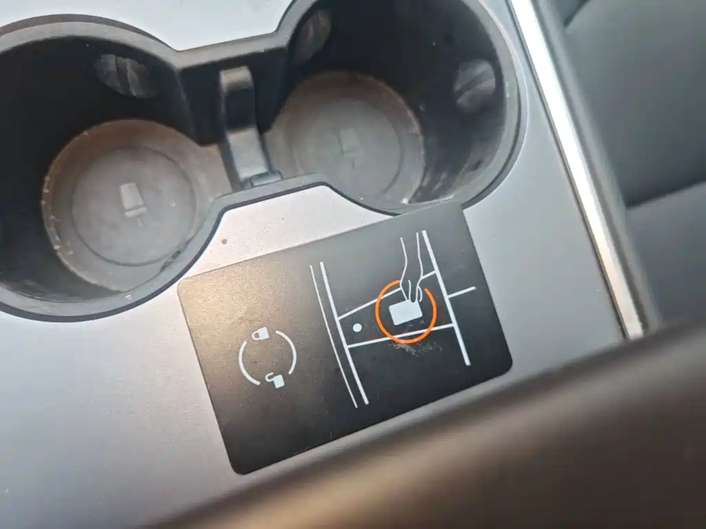 Tesla Model Y — миниатюра 9