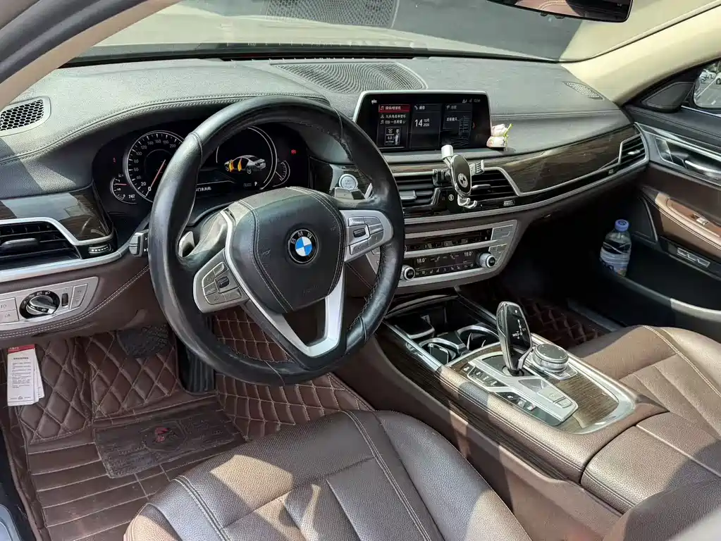 BMW 7 Series — миниатюра 4