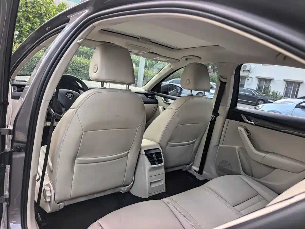 Skoda Octavia 2017 1.6L AT