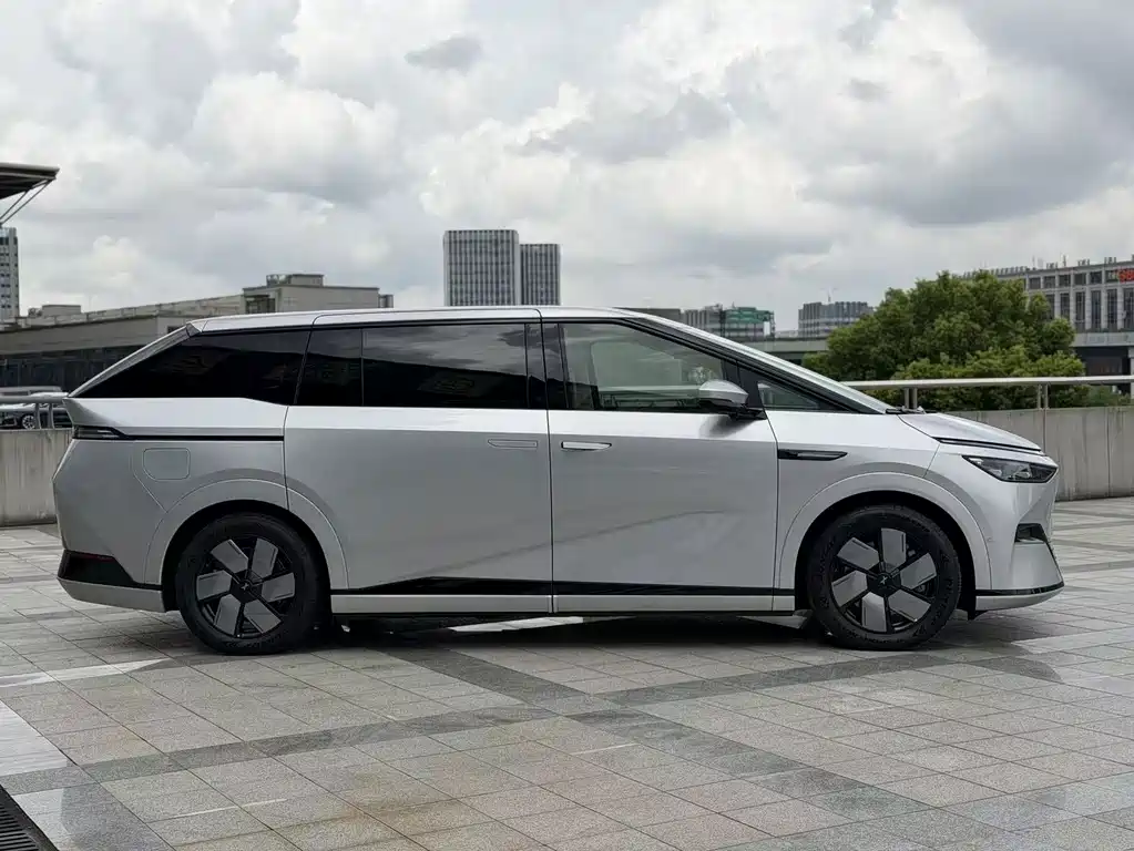XPeng X9 — миниатюра 4