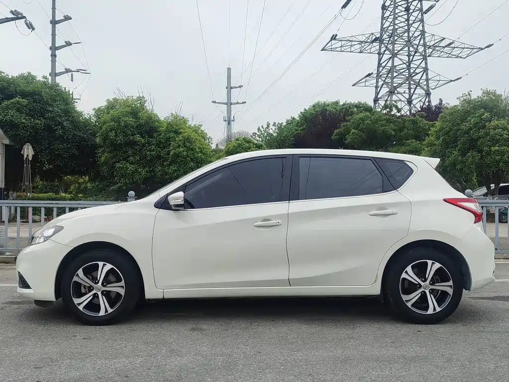 Nissan Tiida — миниатюра 7