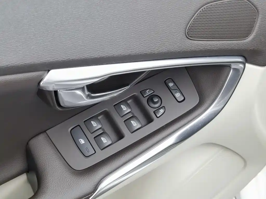 Volvo V40 — миниатюра 9