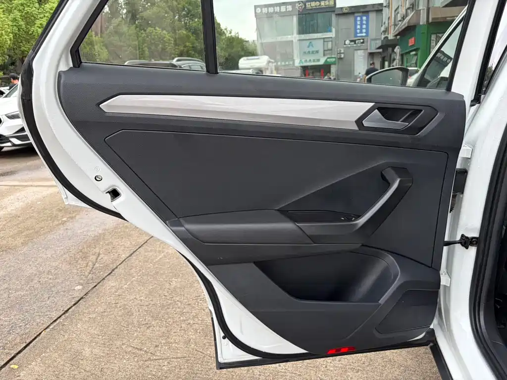Volkswagen T-Roc — миниатюра 16