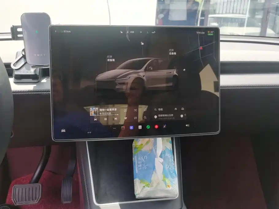 Tesla Model Y — миниатюра 13
