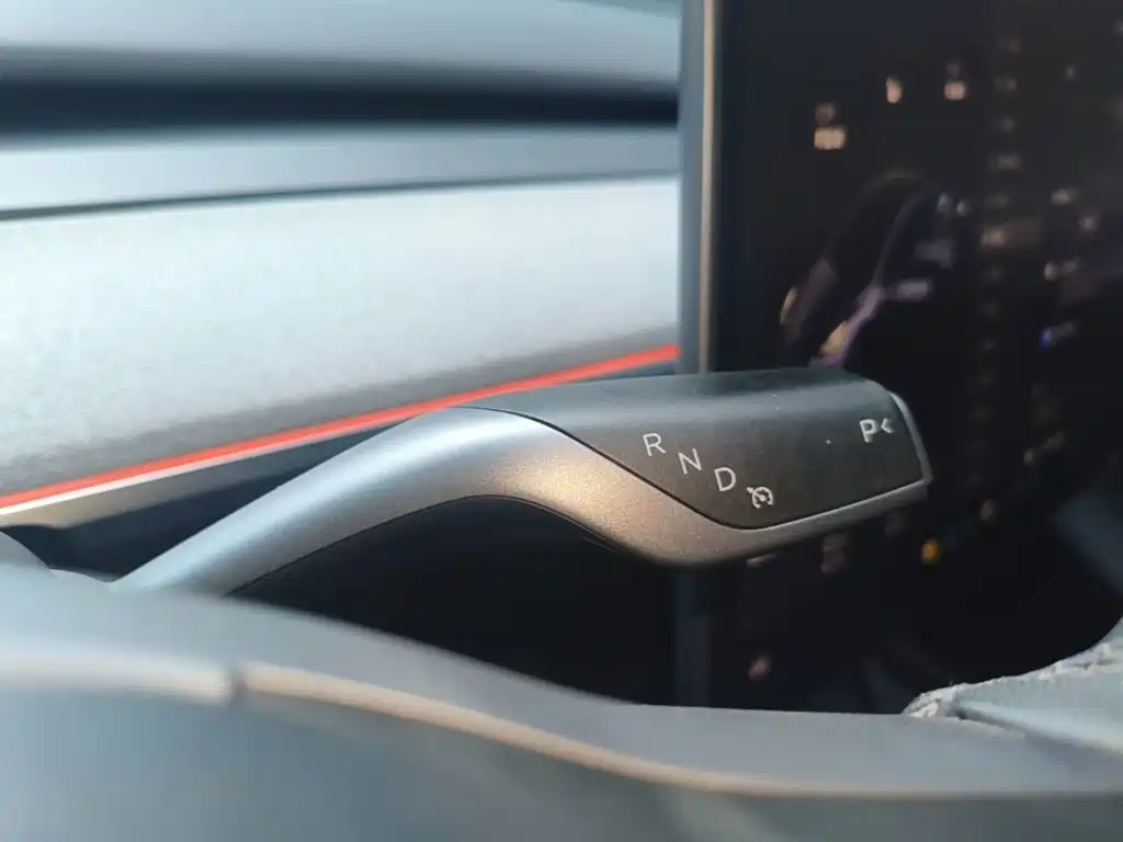 Tesla Model Y — миниатюра 14
