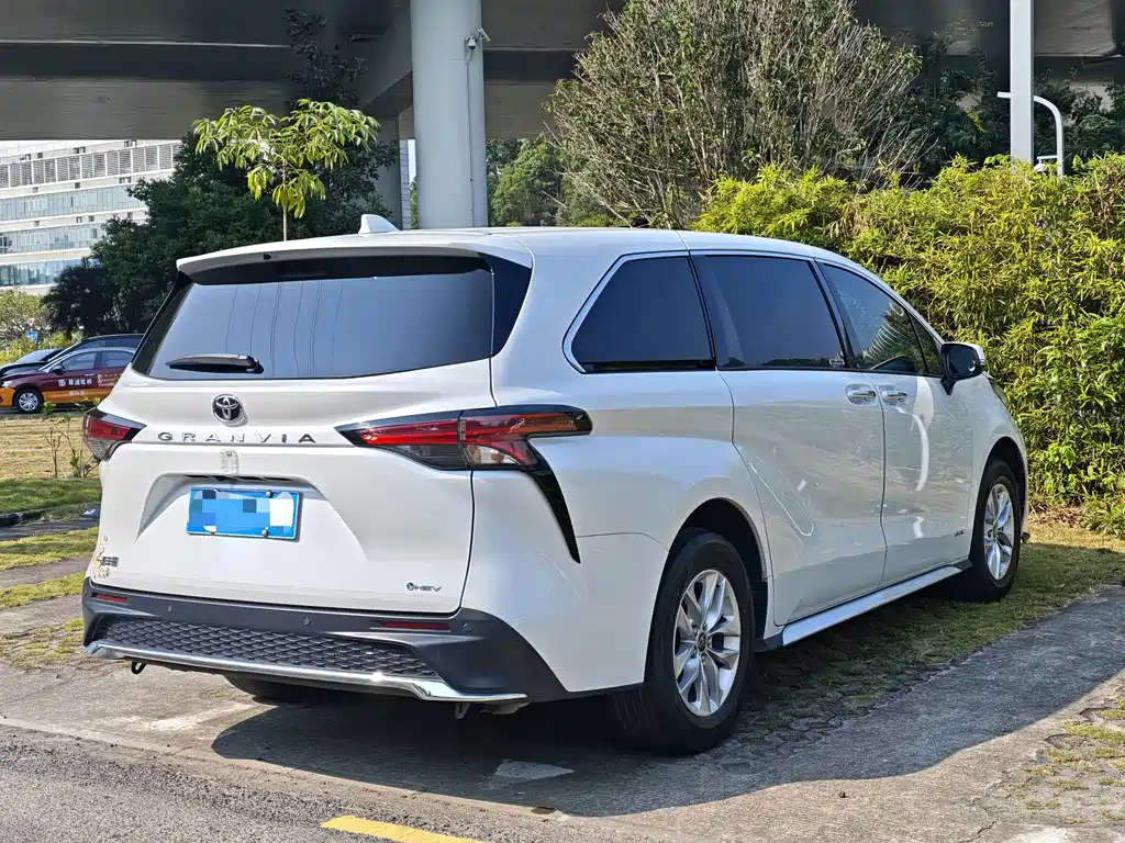 Toyota Granvia — миниатюра 5