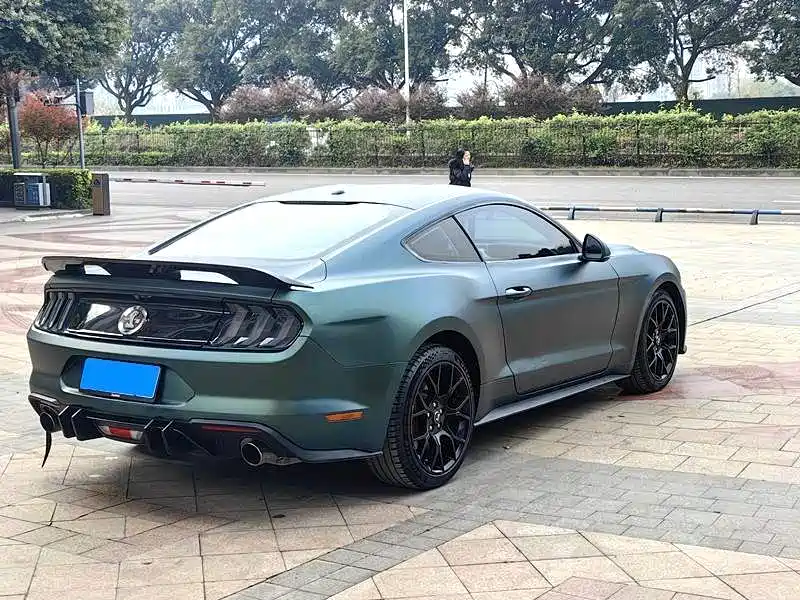 FORD MUSTANG