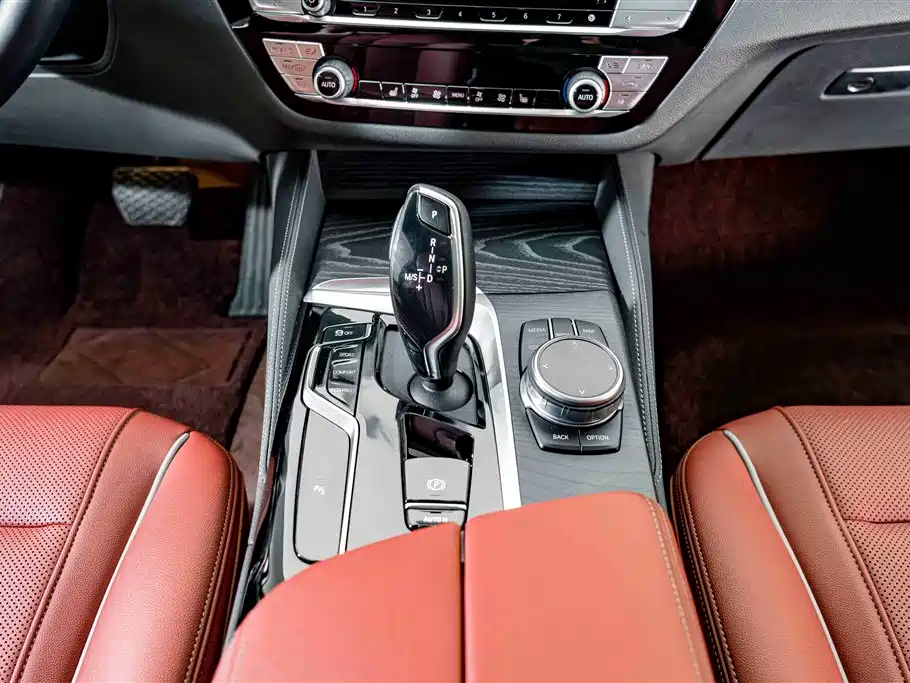 BMW 5 Series — миниатюра 12