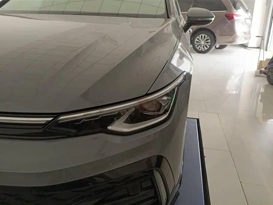 Volkswagen Golf 2025 300TSI R-Line