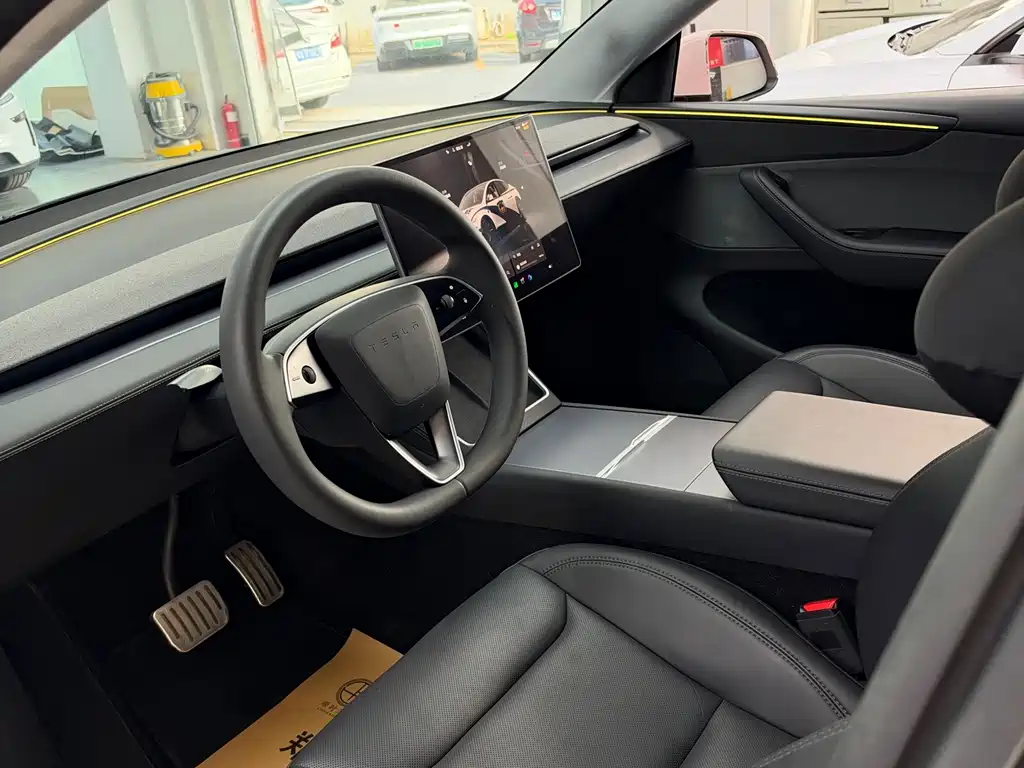 Tesla Model Y — миниатюра 6