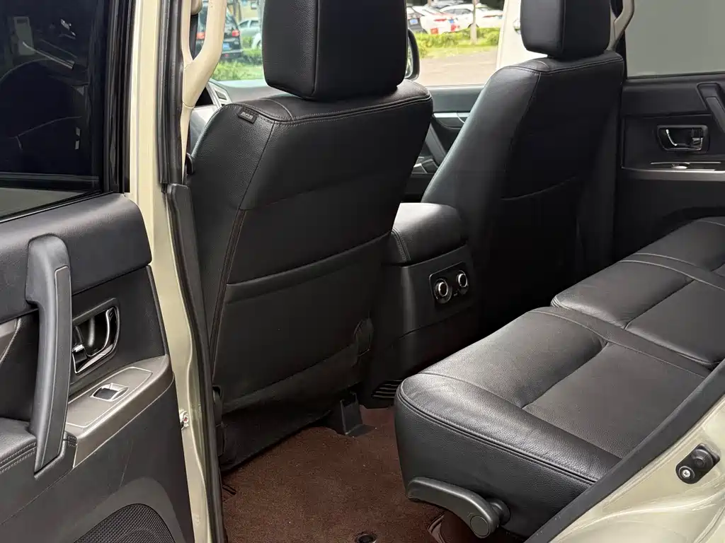 Mitsubishi Pajero (Import) — миниатюра 17