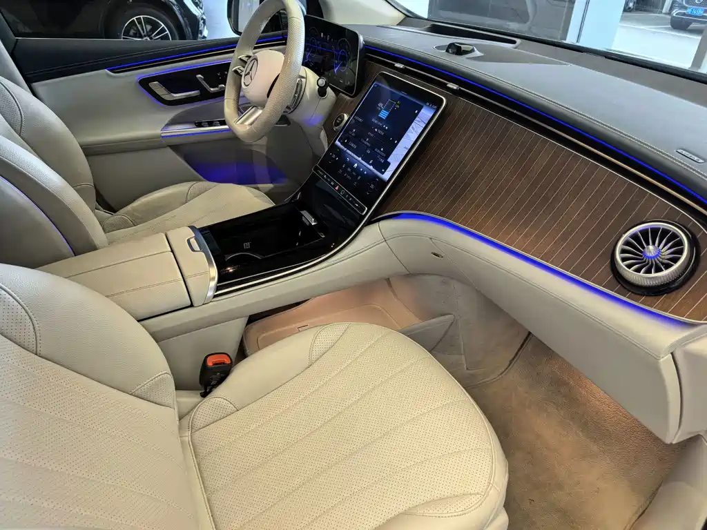 Mercedes-Benz EQE SUV — миниатюра 18