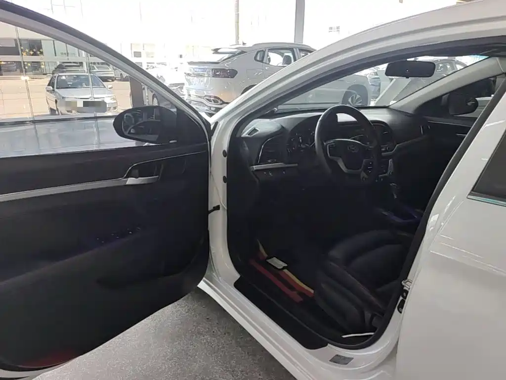 Hyundai Elantra — миниатюра 16