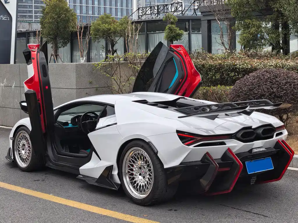 LAMBORGHINI REVUELTO