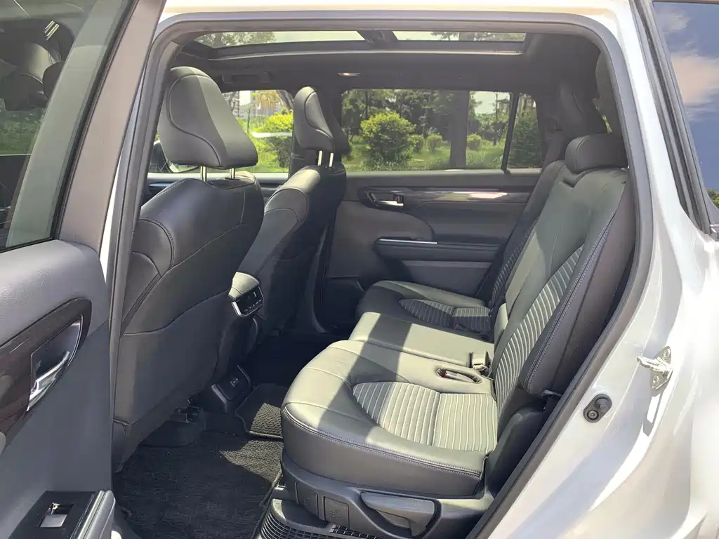 Toyota Crown Kluger — миниатюра 9