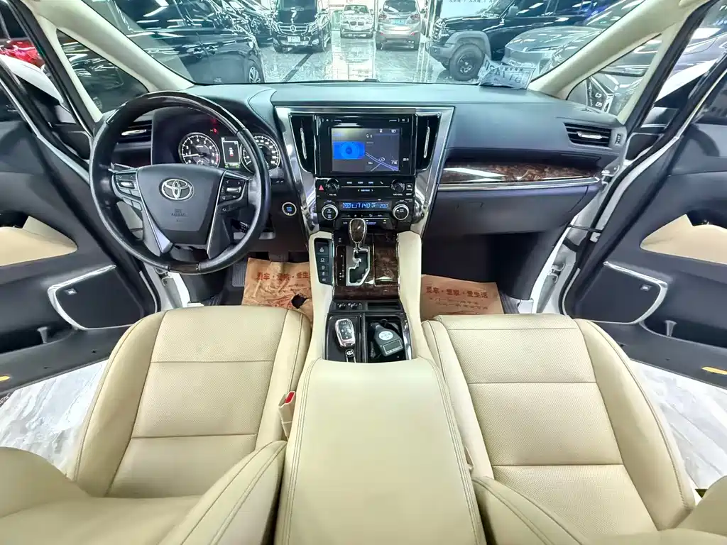 Toyota Alphard — миниатюра 6