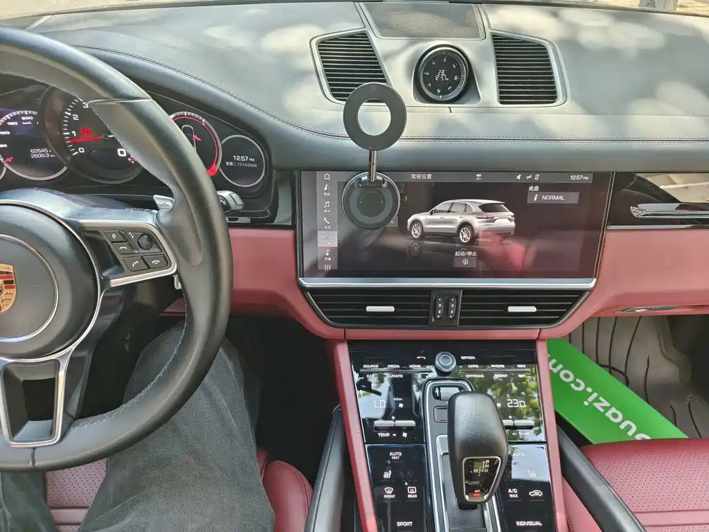 Porsche Cayenne — миниатюра 9