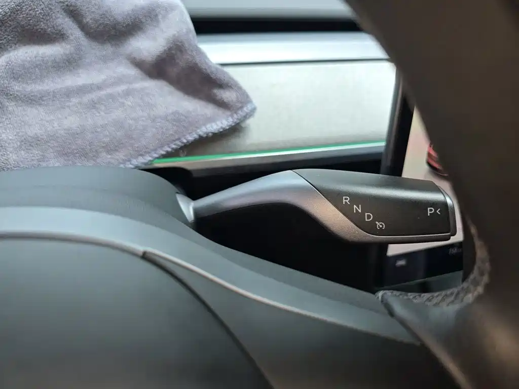 Tesla Model Y — миниатюра 10