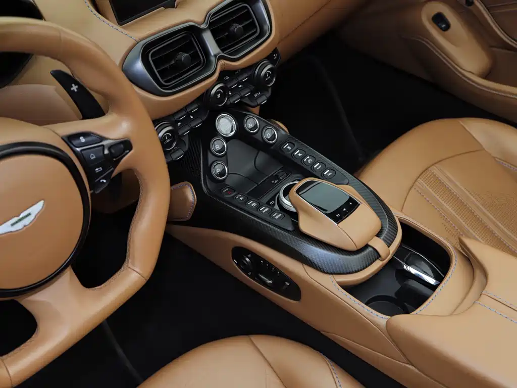 ASTON MARTIN V8 VANTAGE