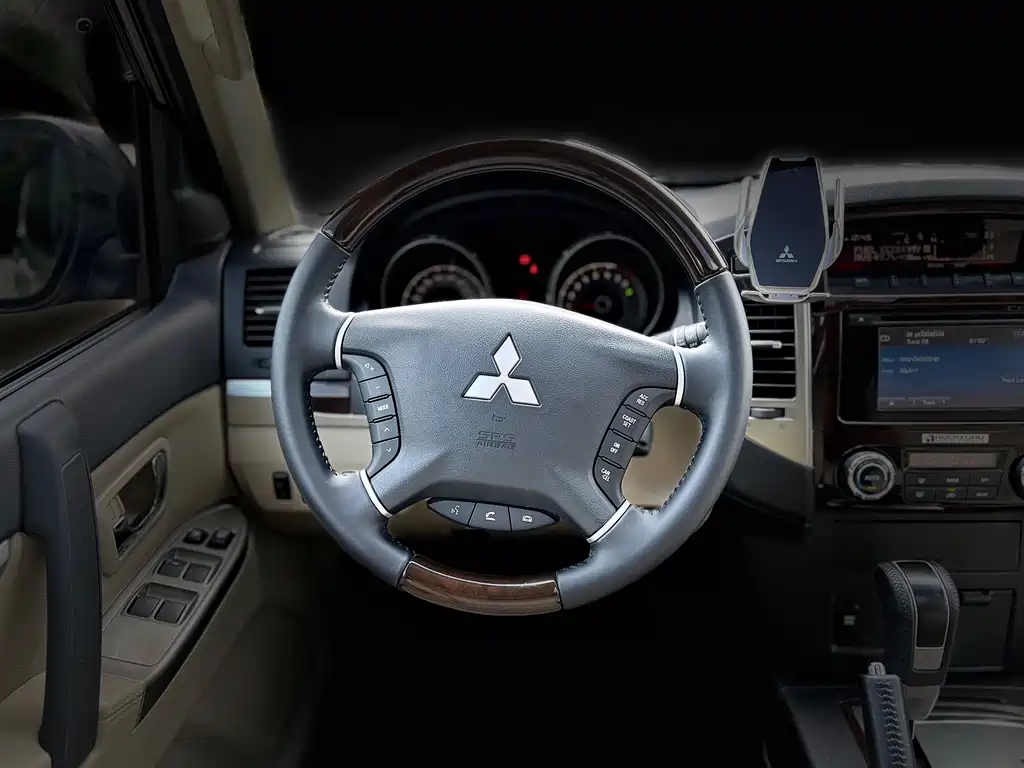 Mitsubishi Pajero (Import) — миниатюра 8