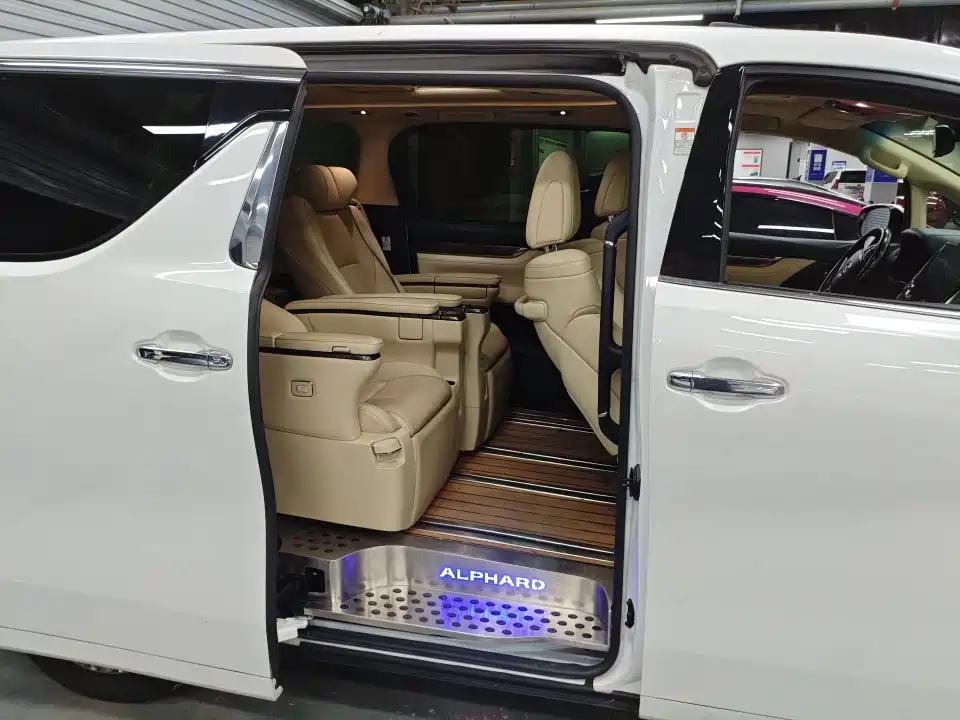 Toyota Alphard — миниатюра 3