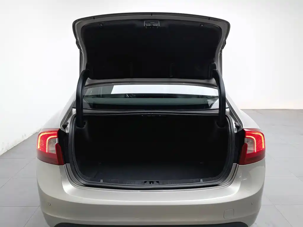 Volvo S60 (Import) — миниатюра 16