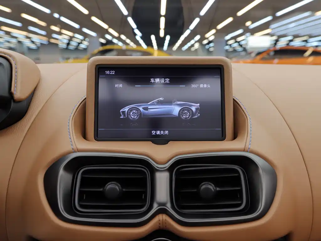 ASTON MARTIN V8 VANTAGE